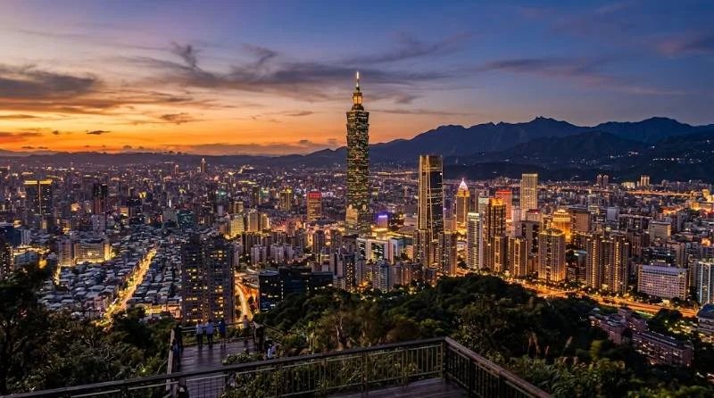 Taipei skyline at sunset showing things to do in Taipei including Taipei 101